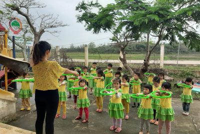Giáo dục thể chất: bật qua vật cản 10-15cm.